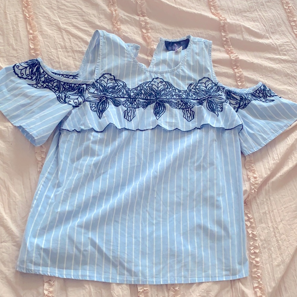show out this summer with this flirty blue top! 💙